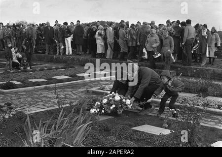 Gedenken an die Widerstandsfrau Hanny Schaft auf dem Ehrenfriedhof in Overveen Beschreibung: Auf der Kachel von Hannie Schaft Blumen gelegt Anmerkung: Die Designer des Ehrenfriedhofs sind die Architekten Auke Komter und Gerard H. holt. Die Urne gehört Prof. Ludwig Oswald Wenckebach Datum: 29. November 1981 Ort: Noord-Holland, Overveen Schlüsselwörter: Ehrenfriedhöfe, Gedenkstätten, Kränze, Kriegsdenkmälern, Widerstandskämpferinnen Stockfoto