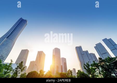 Moderne Wolkenkratzer in den Himmel Hintergrund, Qianjiang New Town, Hangzhou, China. Stockfoto