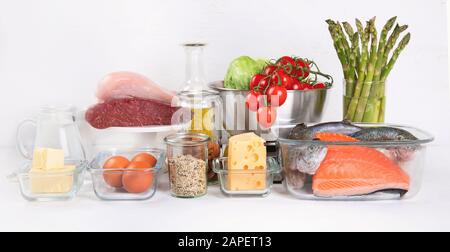 Gesunde, karbige Produkte. Atkins oder Keto Diätkonzept. Vorderansicht Stockfoto