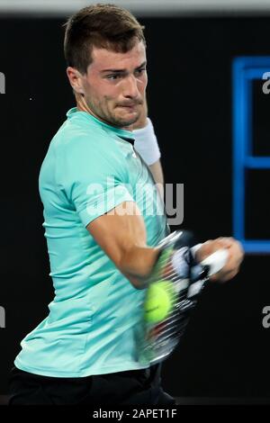 Melbourne, Australien. Januar 2020. Pedro Martinez aus Spanien trifft beim zweiten Vorrundenspiel im Herreneinzel gegen Daniil Medvedev aus Russland bei der Tennismeisterschaft der Australian Open in Melbourne, Australien am 23. Januar 2020 auf eine Rückkehr. Credit: Zhu Hongye/Xinhua/Alamy Live News Stockfoto