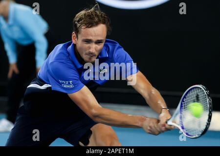 Melbourne, Australien. Januar 2020. Daniil Medvedev aus Russland trifft beim zweiten Vorrundenspiel im Herreneinzel gegen Pedro Martinez aus Spanien bei der Tennismeisterschaft der Australian Open in Melbourne, Australien am 23. Januar 2020 auf eine Rückkehr. Credit: Zhu Hongye/Xinhua/Alamy Live News Stockfoto