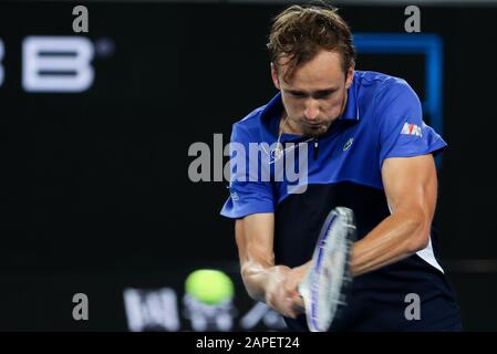 Melbourne, Australien. Januar 2020. Daniil Medvedev aus Russland trifft beim zweiten Vorrundenspiel im Herreneinzel gegen Pedro Martinez aus Spanien bei der Tennismeisterschaft der Australian Open in Melbourne, Australien am 23. Januar 2020 auf eine Rückkehr. Credit: Zhu Hongye/Xinhua/Alamy Live News Stockfoto