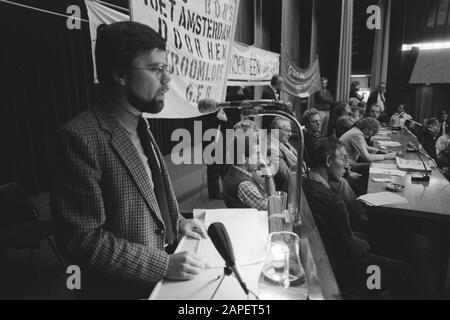 Städtische Arbeiter blockieren die Wibautstraat in Amsterdam aus Protest gegen Rabatte auf Gehälter Beschreibung: Sitzung am Wibauthuis Datum: 28. Oktober 1983 Ort: Amsterdam, Noord-Holland Schlüsselwörter: Beamte, Kürzungen, Lohn- und Preispolitik, Banner, Reden Stockfoto