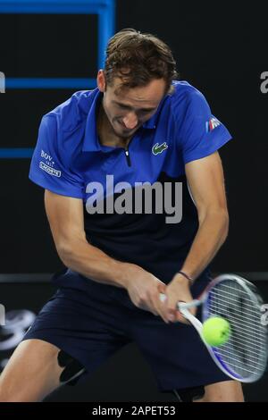 Melbourne, Australien. Januar 2020. Daniil Medvedev aus Russland trifft beim zweiten Vorrundenspiel im Herreneinzel gegen Pedro Martinez aus Spanien bei der Tennismeisterschaft der Australian Open in Melbourne, Australien am 23. Januar 2020 auf eine Rückkehr. Credit: Zhu Hongye/Xinhua/Alamy Live News Stockfoto