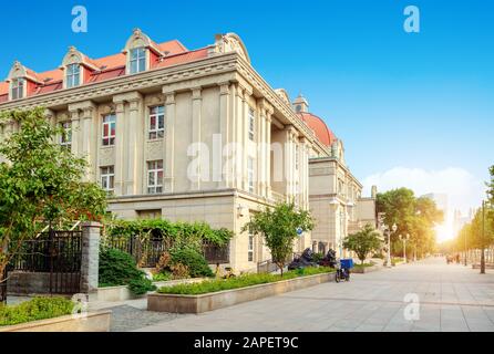 Straße im italienischen Stil, historische Gebäude am Fluss. Tianjing, China. Stockfoto