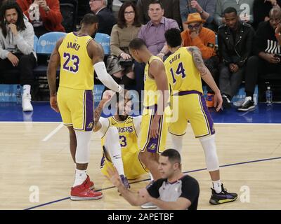 New York, Vereinigte Staaten. Januar 2020. Die Spieler von Los Angeles Lakers LeBron James und Laker helfen Anthony Davis, sich am Mittwoch, 22. Januar 2020 in New York City gegen die New York Knicks im Madison Square Garden zu stellen. Die Lakers besiegten die Knicks 100-92. Foto von John Angelillo/UPI Credit: UPI/Alamy Live News Stockfoto