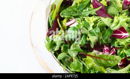 Gemischte Salatblätter. Gesunder Lebensmittelhintergrund. Draufsicht mit Kopierbereich Stockfoto