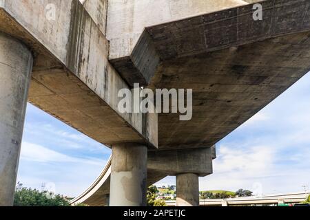 Unterseite der erhöhten Autobahn an einem Autobahnkreuz in San Francisco, Kalifornien Stockfoto