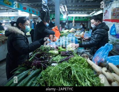 Wuhan, Chinas Provinz Hubei. Januar 2020. Die Bürger kaufen Gemüse auf einem Markt in Wuhan, der zentralchinesischen Provinz Hubei, am 23. Januar 2020. Credit: Xiao Yijiu/Xinhua/Alamy Live News Stockfoto