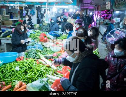 Wuhan, Chinas Provinz Hubei. Januar 2020. Die Bürger kaufen Gemüse auf einem Markt in Wuhan, der zentralchinesischen Provinz Hubei, am 23. Januar 2020. Credit: Xiao Yijiu/Xinhua/Alamy Live News Stockfoto