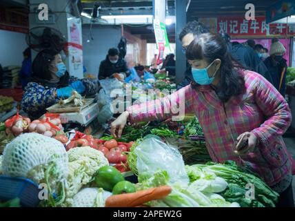 Wuhan, Chinas Provinz Hubei. Januar 2020. Die Bürger kaufen Gemüse auf einem Markt in Wuhan, der zentralchinesischen Provinz Hubei, am 23. Januar 2020. Credit: Xiao Yijiu/Xinhua/Alamy Live News Stockfoto