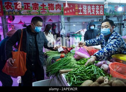 Wuhan, Chinas Provinz Hubei. Januar 2020. Die Bürger kaufen Gemüse auf einem Markt in Wuhan, der zentralchinesischen Provinz Hubei, am 23. Januar 2020. Credit: Xiao Yijiu/Xinhua/Alamy Live News Stockfoto