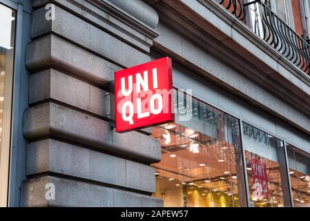 London, Großbritannien - 16. Januar 2020: Die Vorderseite des UNIQLO-Bekleidungshauses in der Oford Street in London Stockfoto