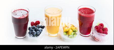 Htalthy frische Obst- und Gemüsesmoothies mit verschiedenen Zutaten in Packungen. Panorama, Banner Stockfoto