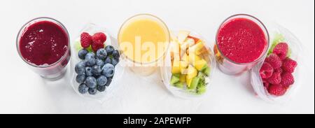 Htalthy frische Obst- und Gemüsesmoothies mit verschiedenen Zutaten in Packungen. Draufsicht. Panorama, Banner Stockfoto