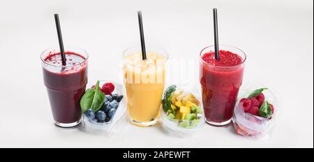 Htalthy frische Obst- und Gemüsesmoothies mit verschiedenen Zutaten in Packungen. Panorama, Banner Stockfoto