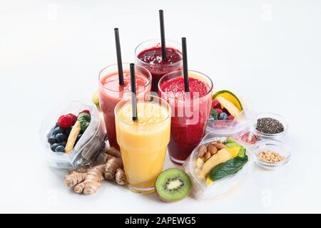 Htalthy frische Obst- und Gemüsesmoothies mit verschiedenen Zutaten in Packungen. Stockfoto