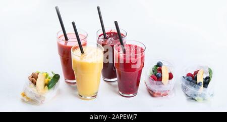 Htalthy frische Obst- und Gemüsesmoothies mit verschiedenen Zutaten in Packungen. Panorama, Banner Stockfoto