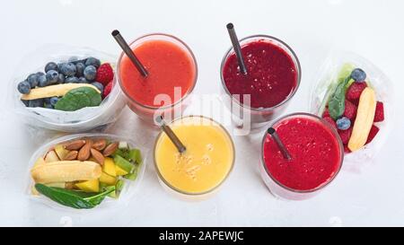 Htalthy frische Obst- und Gemüsesmoothies mit verschiedenen Zutaten in Packungen. Draufsicht Stockfoto