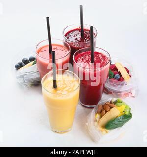 Htalthy frische Obst- und Gemüsesmoothies mit verschiedenen Zutaten in Packungen. Stockfoto