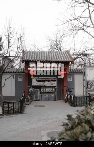 Eingang/Tor zu einer kleinen Gasse/Gasse in Peking, China, wo Menschen ihr Zuhause haben und leben. Während des chinesischen Neujahrs Stockfoto