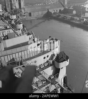 MN [Merchant Navy]/Anefo London Series Description: Caption Gesehen von aloft, an Bord eines holländischen Linienschiffs in England [niederländisches Passagierschiff irgendwo in England] Anmerkung: Subject SS Johan van Oldenbarnevelt [1940 in New York in ein Truppentransportschiff im Dienst des BMWT umgewandelt] Datum: 1944 Ort: Großbritannien Schlüsselwörter: Handelsflotten, Marine, Passagierschiffe, Weltkrieg Stockfoto