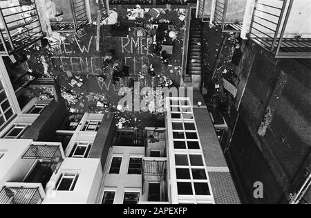 Pressetag Wohnungen im Prins Hendrikkade Beschreibung: Hof von oben gesehen am 22. August 1980 Standort: Amsterdam, Noord-Holland Schlüsselwörter: Innenhöfe, Hausbesetzer, Presse Stockfoto