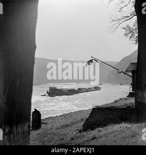 Rheinschifffahrt, Bericht über Wohnen und Arbeiten an Bord eines Rheinschiffs Beschreibung: Binnenschiff an einer Signalpost bei Kaub Datum: 1. april 1955 Standort: Deutschland, Kaub, Westdeutschland Schlagwörter: Binnenschiffe, Flüsse, Signale, Flaggen Stockfoto