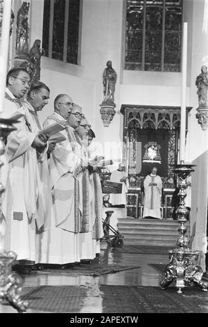 Bischof Simonis als Erzbischof von Utrechter Beschreibung: Bishops (l) während der Installation von Mgr.Simonis (r) Datum: 8. Dezember 1983 Ort: Utrechter (Diözese), Utrechter (Provinz), Utrechter (Stadt) Schlüsselwörter: Erzbischöfe, Amtszugänge, Bischöfe, Gottesdienste persönlicher Name: Simonis, Adrianus Stockfoto