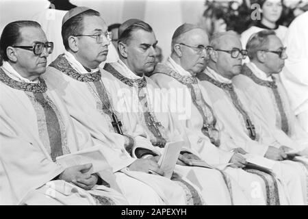 Bischof Simonis als Erzbischof von Utrechter Beschreibung: Bischöfe während des Gottesdienstes Datum: 8. Dezember 1983 Ort: Utrechter (Diözese), Utrechter (Provinz), Utrechter (Stadt) Schlüsselwörter: Erzbischöfe, Amtszugänge, Bischöfe, Gottesdienste Stockfoto