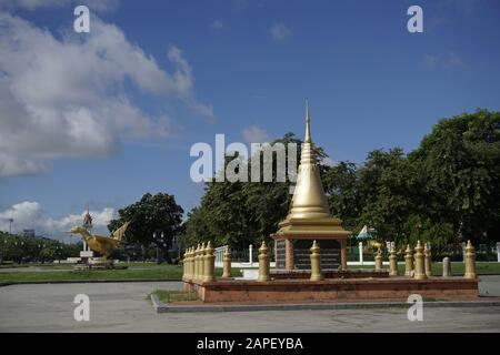 Denkmal und Statue von Hang Meas, dem heiligen goldenen Vogel, im Wat Botum Park, südlich des Königspalastes, Phnom Penh, Kambodscha. Stockfoto