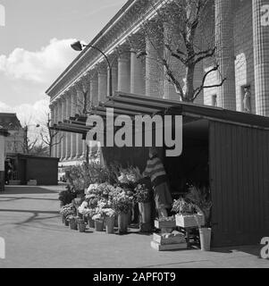 Pariser Bilder Beschreibung: Blumenstände am Fuße der Madeleine Datum: 1965 Ort: Frankreich, Paris Schlüsselwörter: Blumen, Märkte, Skulpturen auf der Straße, Straßenhändler Stockfoto