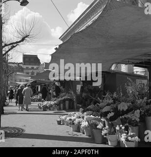 Pariser Bilder Beschreibung: Blumenstände am Fuße der Madeleine Datum: 1965 Ort: Frankreich, Paris Schlüsselwörter: Blumen, Märkte, Skulpturen auf der Straße, Straßenhändler Stockfoto