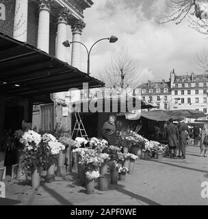Pariser Bilder Beschreibung: Blumenstände am Fuße der Madeleine Datum: 1965 Ort: Frankreich, Paris Schlüsselwörter: Blumen, Märkte, Skulpturen auf der Straße, Straßenhändler Stockfoto