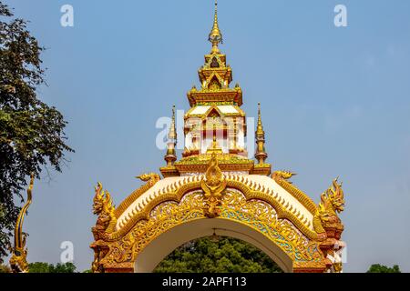 Dekoration am Tor des Wat Khu kum mit den Statuen von Buddha, Naga und Garuda im Distrikt Muang, Provinz Lampang, Thailand. Stockfoto