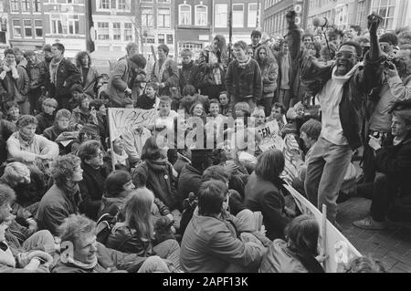 Blokkade Stadhuis Amsterdam in Verbindung mit dem Installationszentrum Parteirat; Menge zur O. Z.-Voorburgwal Datum: 29. april 1986 Ort: Amsterdam, Noord-Holland Schlagwörter: Blockaden Stockfoto