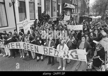 Blokkade Stadhuis A'dam in Verbindung mit dem Installationszentrum Parteirat; O. Z.-Voorburgwal (in der Nähe des Rathauses) Datum: 29. april 1986 Standort: Amsterdam, Noord-Holland Schlüsselwörter: Blockaden, Rathäuser Stockfoto