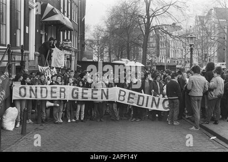 Blokkade Stadhuis A'dam in Verbindung mit dem Installationszentrum Parteirat; O. Z.-Voorburgwal (in der Nähe des Rathauses) Datum: 29. april 1986 Standort: Amsterdam, Noord-Holland Schlüsselwörter: Blockaden, Rathäuser Stockfoto