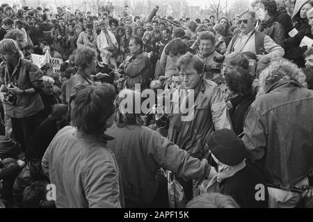 Blokkade Stadhuis Amsterdam in Verbindung mit dem Installationszentrum Parteirat; Menge zur O. Z.-Voorburgwal Datum: 29. april 1986 Ort: Amsterdam, Noord-Holland Schlagwörter: Blockaden Stockfoto