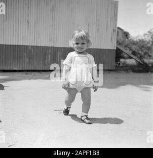 Reisen nach Suriname und die niederländischen Antillen Beschreibung: Blondes Kind in Suriname Datum: 1947 Ort: Suriname Schlagwörter: Kinder Stockfoto