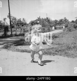 Reisen nach Suriname und die niederländischen Antillen Beschreibung: Blondes Kind in Suriname Datum: 1947 Ort: Suriname Schlagwörter: Kinder Stockfoto
