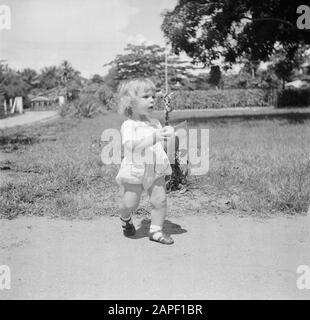 Reisen nach Suriname und die niederländischen Antillen Beschreibung: Blondes Kind in Suriname Datum: 1947 Ort: Suriname Schlagwörter: Kinder Stockfoto