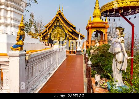 Wat Phra That Doi Phra Chan auf dem Gipfel eines Berges im Mae Tha District, Lampang, Thailand. Stockfoto