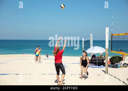 Am weißen Sandy City Beach von Perth, Western Australia, haben die Leute gesehen, wie sie Beachvolleyball spielen. Stockfoto