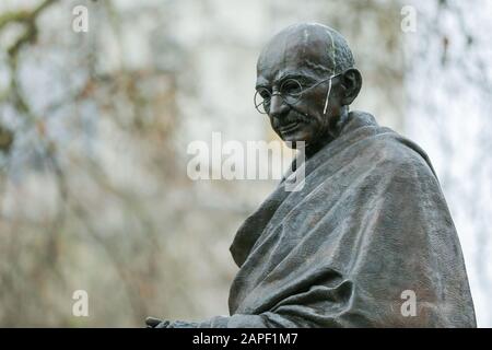 Statue von Mahatma Gandhi auf dem Londoner Parliament Square. Mahatma Gandhi wurde am 2. Oktober 1869 in Porbandar in Gujarat, Indien, geboren. Am 30. Januar 1948 erschoss Nathuram Godse bei einem Gebetstreffen in Delhi den toten Mahatma Gandhi. Stockfoto
