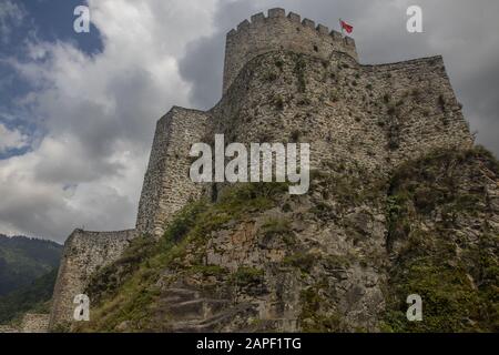 Zilkale ist eine mittelalterliche Burg im Tal der Fırtına und gehört zu den wichtigsten historischen Bauwerken im Bezirk Çamlıhemşin von Rize Pr Stockfoto