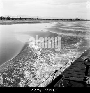 Rheinnavigation, Bericht des Motorschiffs Damco 230: Frankreich Beschreibung: Bowwaves im Canal du Grand Alsace Datum: 1. April 1955 Standort: Frankreich Schlagwörter: Binnenschiffe, Kanäle, Schleusen, Wasser Stockfoto