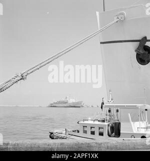 Israel 1964-1965: Haifa, Hafenbeschreibung: Bogen und Seil eines am Kai vermauerten Schiffes Anmerkung: Haifa ist Hafenstadt und Badeort im Norden Israels, am nördlichen Teil des Karmelgebirges und am Mittelmeer Datum: 1964 Ort: Haifa, Israel Schlagwörter: Bogen, Quays, Schiffe, Seil Stockfoto