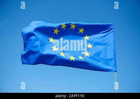 Flagge der Europäischen Union auf blauem Hintergrund Stockfoto