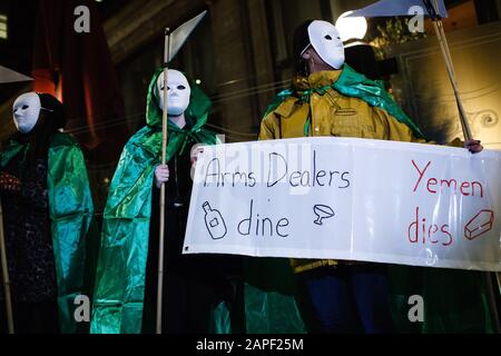 Anti-Waffenhandel-Aktivist hält einen Plakat während eines Protestes außerhalb des jährlichen Black-Tie-Dinner der Aerospace, Defence and Security Group im Grosvenor House Hotel an der Park Lane in London. Die ADS Group, eine in London ansässige Non-Profit-Handelsorganisation, vertritt und unterstützt mehr als 1.000 britische Unternehmen, die in der Luft- und Raumfahrt tätig sind. Verteidigungs- und Sicherheits- und Raumfahrtbereiche. Der Protest wurde von der Campaign Against Arms Trade (CAAT) und Stop The Arms Fair Pressure Groups unter Hinweis auf den Verkauf von Waffen und Munition aus Großbritannien an Saudi-Arabien, das weiterhin Houth streikt, aufgerufen Stockfoto